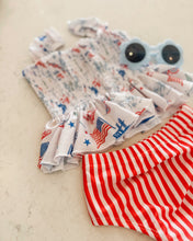 Load image into Gallery viewer, VINTAGE AMERICAN • boys swim trunks (flash)